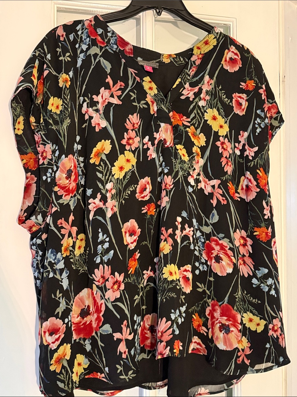 Vince Camuto Black Floral Split-Neck Short Sleeve Blouse